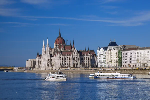 Budapeszt z Parlamentu przeciwko Dunaju na Węgrzech — Zdjęcie stockowe