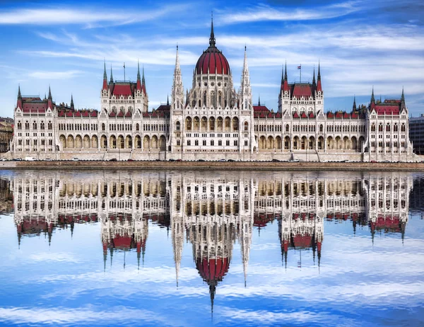 Βουδαπέστη με το Κοινοβούλιο κατά τον ποταμό Δούναβη στην Ουγγαρία — Φωτογραφία Αρχείου