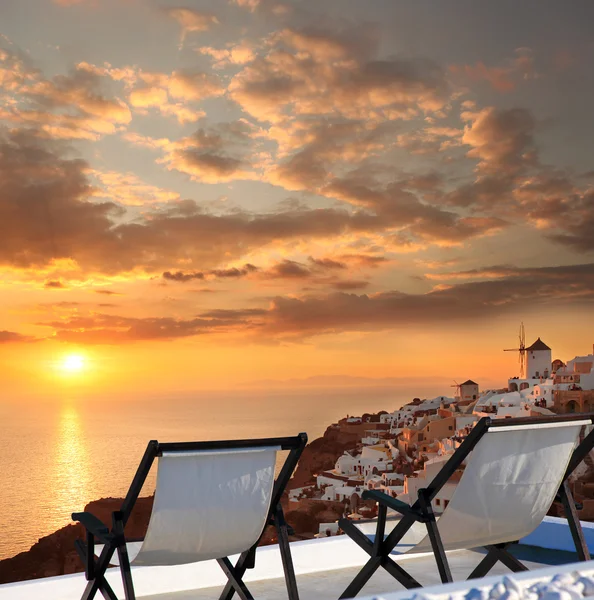 Moulin à vent contre le coucher de soleil coloré, Santorin, Grèce — Photo