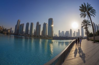 Dubai lagün ile gökdelen günbatımı UAE karşı