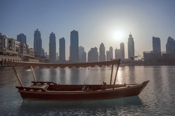 Dubai lagun med båten mot solnedgången i Uae — Stockfoto