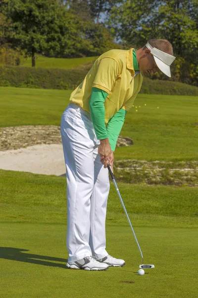 Hombre jugando al golf — Foto de Stock