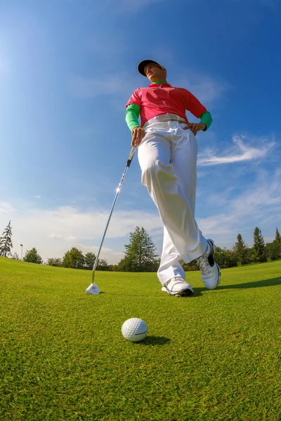 Uomo che gioca a golf — Foto Stock