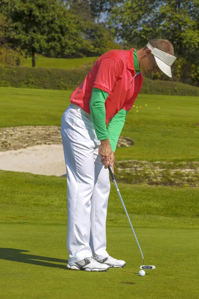 Hombre jugando al golf — Foto de Stock