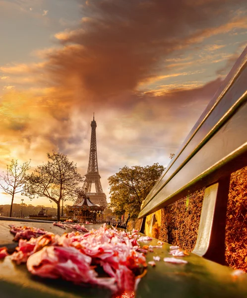 在美丽的春天的早晨，在法国巴黎的埃菲尔铁塔 — 图库照片