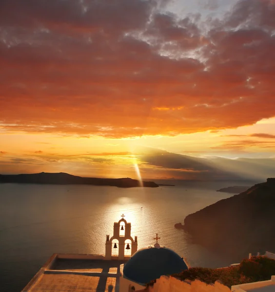 Santorini eiland met kerk in de avond, Fira, Griekenland — Stockfoto