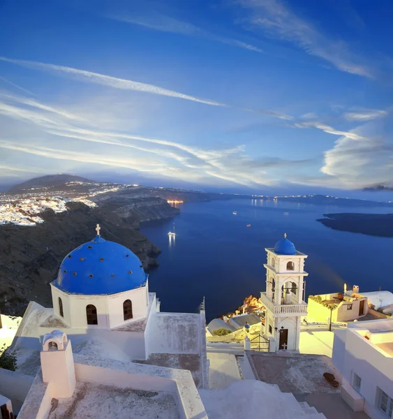 Isla de Santorini con iglesia por la noche, Fira, Grecia —  Fotos de Stock