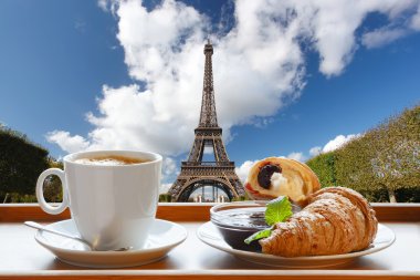 kahve ile kruvasan karşı Eyfel Kulesi Paris, Fransa
