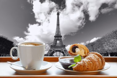 kahve ile kruvasan karşı Eyfel Kulesi Paris, Fransa