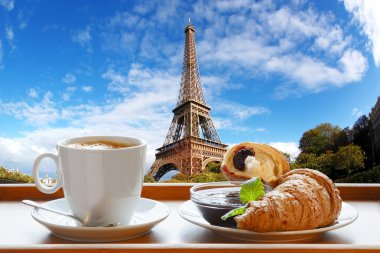 kahve ile kruvasan karşı Eyfel Kulesi Paris, Fransa