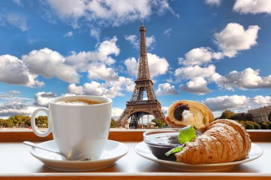 kahve ile kruvasan karşı Eyfel Kulesi Paris, Fransa