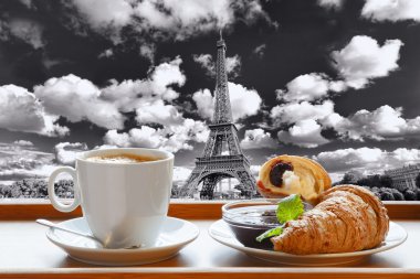 kahve ile kruvasan karşı Eyfel Kulesi Paris, Fransa