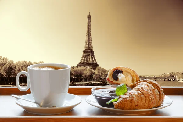 Kahvia croissanteilla Eiffel-tornia vastaan Pariisissa, Ranskassa — kuvapankkivalokuva
