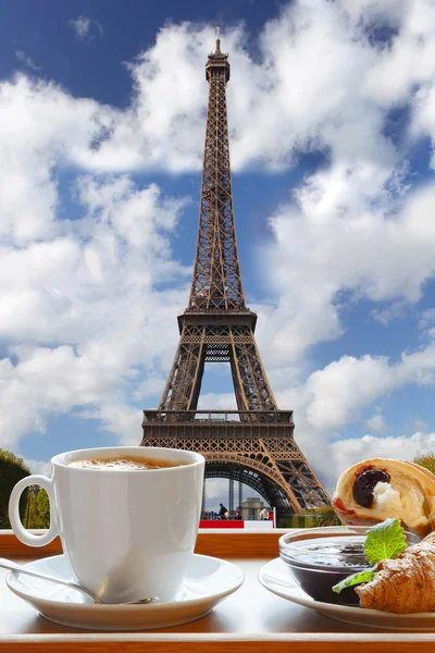 Café com croissants contra a Torre Eiffel em Paris, França — Fotografia de Stock