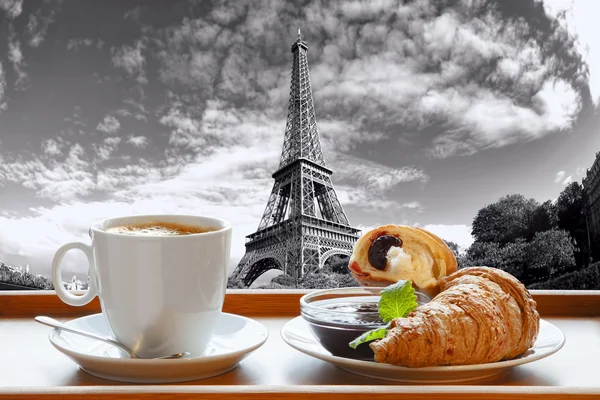 Café avec croissants contre la Tour Eiffel à Paris, France — Photo