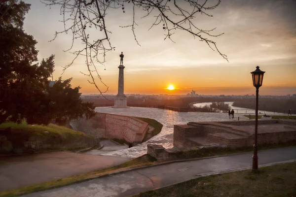 Statuia Victoriei cu un monument în capitala Belgrad, Serbia — Fotografie, imagine de stoc