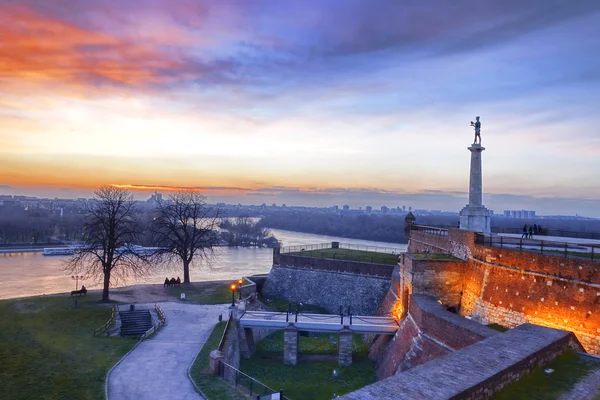 Statue de la Victoire avec un monument dans la capitale Belgrade, Serbie — Photo