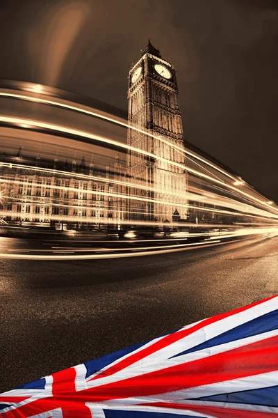 Big Ben com bandeira da Inglaterra, Londres, Reino Unido — Fotografia de Stock