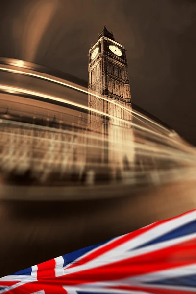 Big Ben com bandeira da Inglaterra, Londres, Reino Unido — Fotografia de Stock