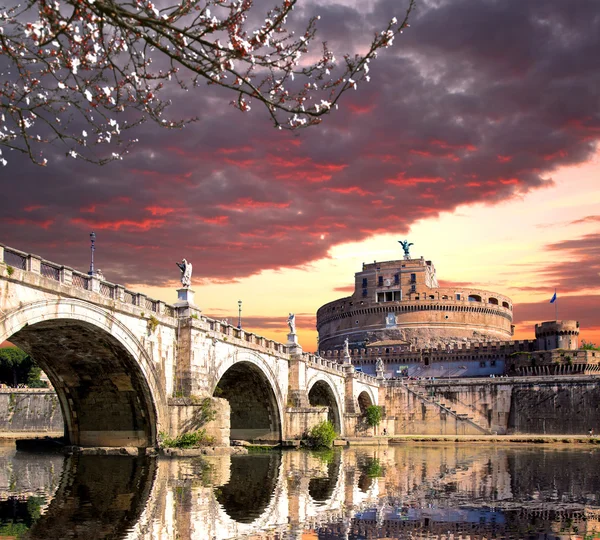 Angel slott med bron över floden Tibern i Rom, Italien — Stockfoto