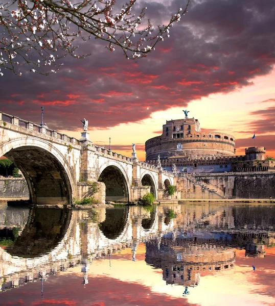 Angel Castle with bridge on Tiber river in Rome, Italy — Stock Photo, Image