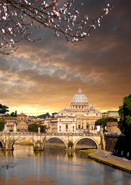 Basilica di San Pietro během jara čas v Vatikán, Řím, Itálie — Stock fotografie