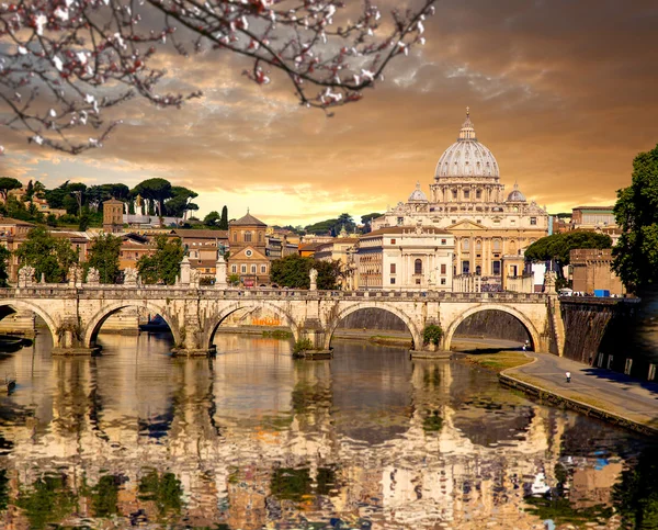 Basilica di San Pietro during spring time in Vatican, Rome, Italy — Stock Photo, Image