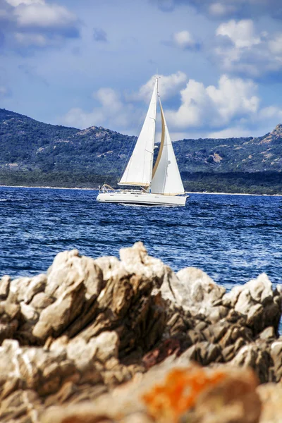 在意大利撒丁岛岛附近开放蔚蓝的大海中航行的游艇 — 图库照片