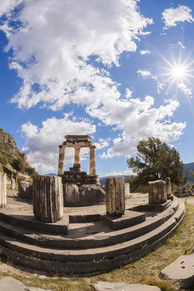 Delfi med ruiner av tempelet i Hellas – stockfoto