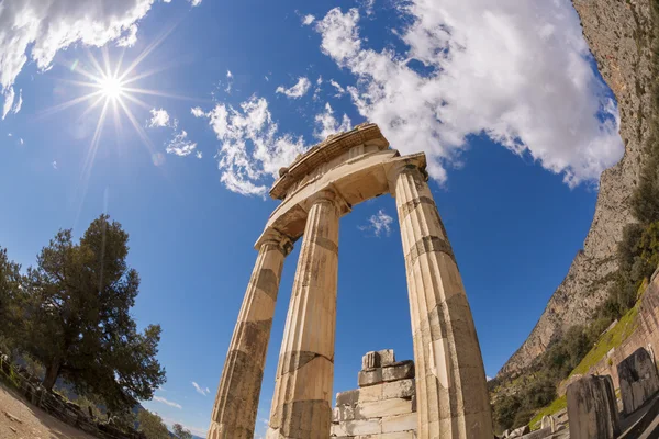 Delfi med ruiner av tempelet i Hellas – stockfoto