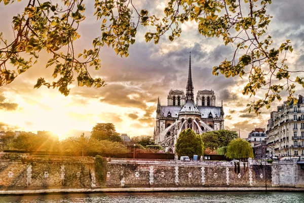 在春天的时候，法国巴黎圣母院大教堂 — 图库照片