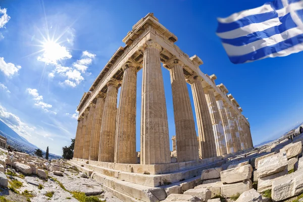 Templo de Partenón con bandera griega en la Acrópolis ateniense, Grecia —  Fotos de Stock