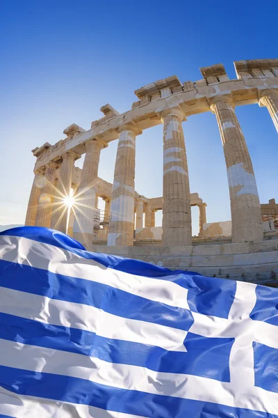 Templo de Partenón con bandera griega en la Acrópolis ateniense, Grecia —  Fotos de Stock