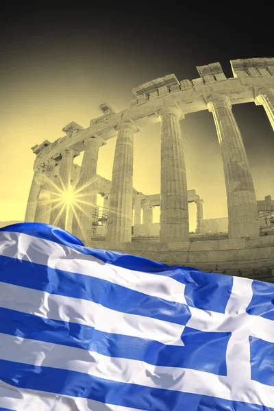 Temple du parthénon avec drapeau grec sur l'Acropole athénienne, Grèce — Photo