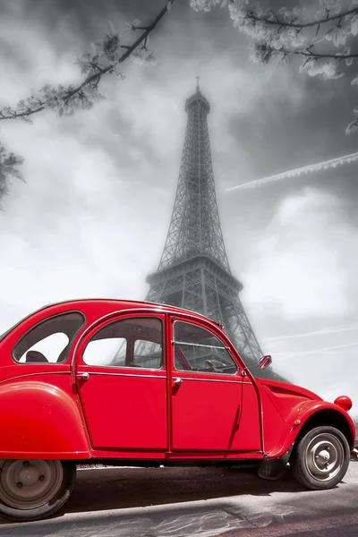 Eiffelturm mit altem roten Auto in Paris, Frankreich — Stockfoto