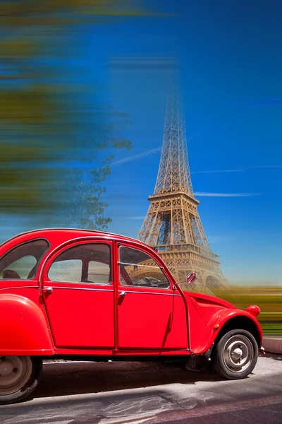 Tour Eiffel avec vieille voiture rouge dans Paris, France — Photo