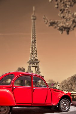 Eyfel Kulesi Paris, Fransa'da eski kırmızı araba ile