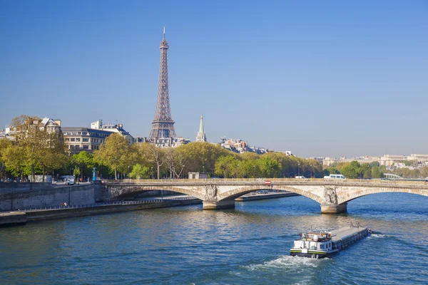 Torre Eiffel com barco no Sena em Paris, França — Fotografia de Stock