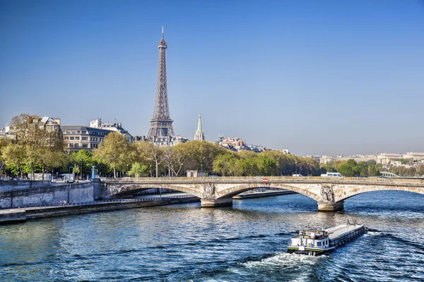 Torre Eiffel con barca sulla Senna a Parigi, Francia — Foto Stock