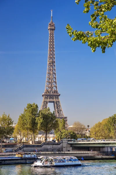Eiffel-torony hajóval a Szajnán, Párizs, Franciaország — Stock Fotó
