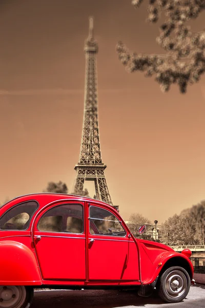 Eiffel Tower with old red car in Paris, France — Stock Photo, Image
