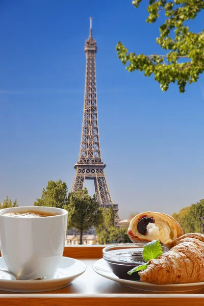 Café con cruasanes contra la Torre Eiffel en París, Francia —  Fotos de Stock