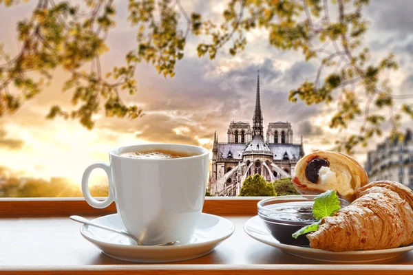 Catedral de Notre Dame com café e croissants em Paris, França — Fotografia de Stock