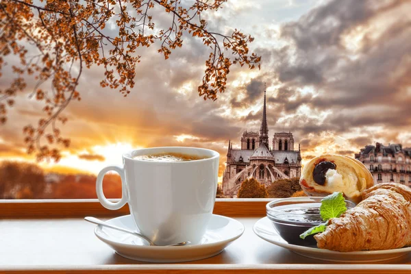 Catedral de Notre Dame com café e croissants em Paris, França — Fotografia de Stock