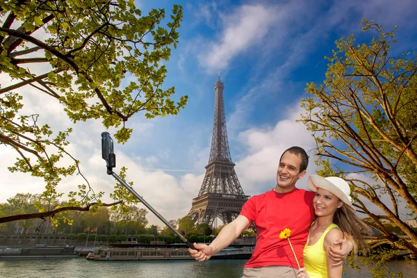 Paar macht Selfie vom Eiffelturm in Paris, Frankreich — Stockfoto