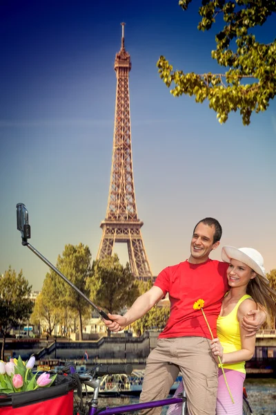 Paar macht Selfie vom Eiffelturm in Paris, Frankreich — Stockfoto