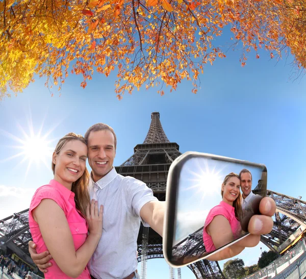 Пара, делающая селфи у Эйфелевой башни в Париже, Франция — стоковое фото
