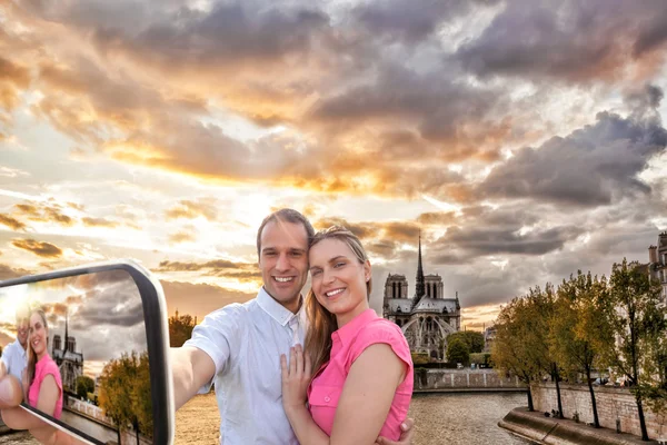 Couple prenant Selfie par la cathédrale Notre Dame à Paris, France — Photo