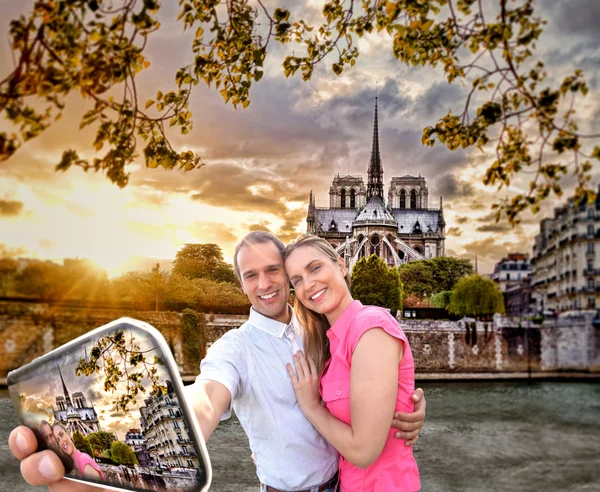 Couple prenant Selfie par la cathédrale Notre Dame à Paris, France — Photo