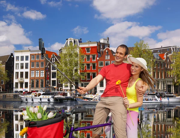 Paar nemen Selfie in Amsterdam, Nederland — Stockfoto